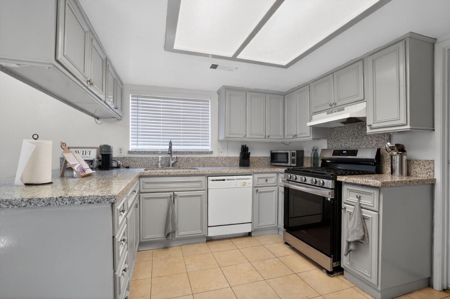 Detail Gallery Image 8 of 15 For 4505 Gardenwood Ln, Bakersfield,  CA 93309 - 3 Beds | 2/1 Baths