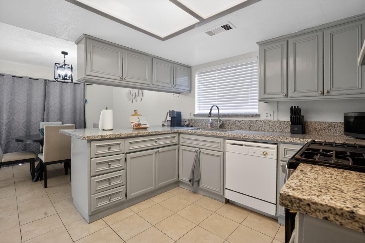 Detail Gallery Image 9 of 15 For 4505 Gardenwood Ln, Bakersfield,  CA 93309 - 3 Beds | 2/1 Baths