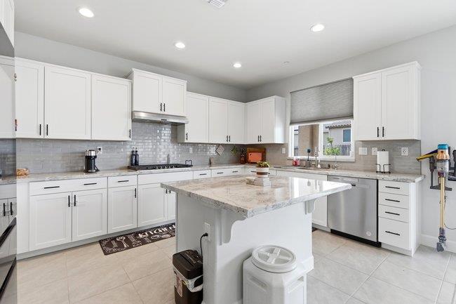 Detail Gallery Image 21 of 47 For 1096 Wildrose Dr, Hollister,  CA 95023 - 5 Beds | 4 Baths