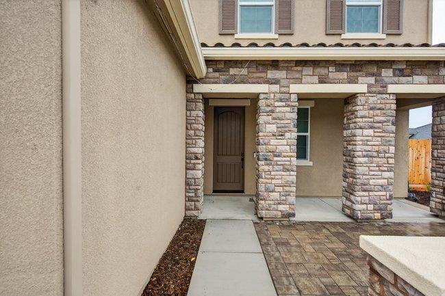 Detail Gallery Image 5 of 7 For 1096 Wildrose Dr, Hollister,  CA 95023 - 5 Beds | 4 Baths