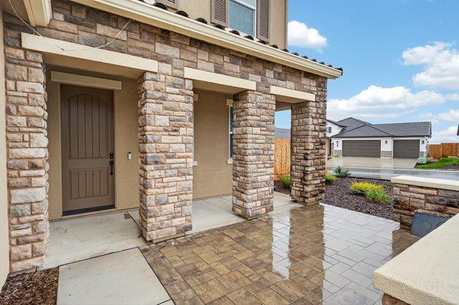 Detail Gallery Image 7 of 7 For 1096 Wildrose Dr, Hollister,  CA 95023 - 5 Beds | 4 Baths