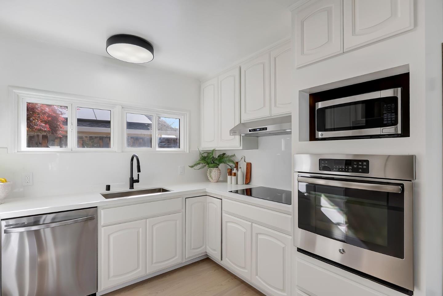 Detail Gallery Image 21 of 45 For 121 Lois Ln, Palo Alto,  CA 94303 - 3 Beds | 2 Baths