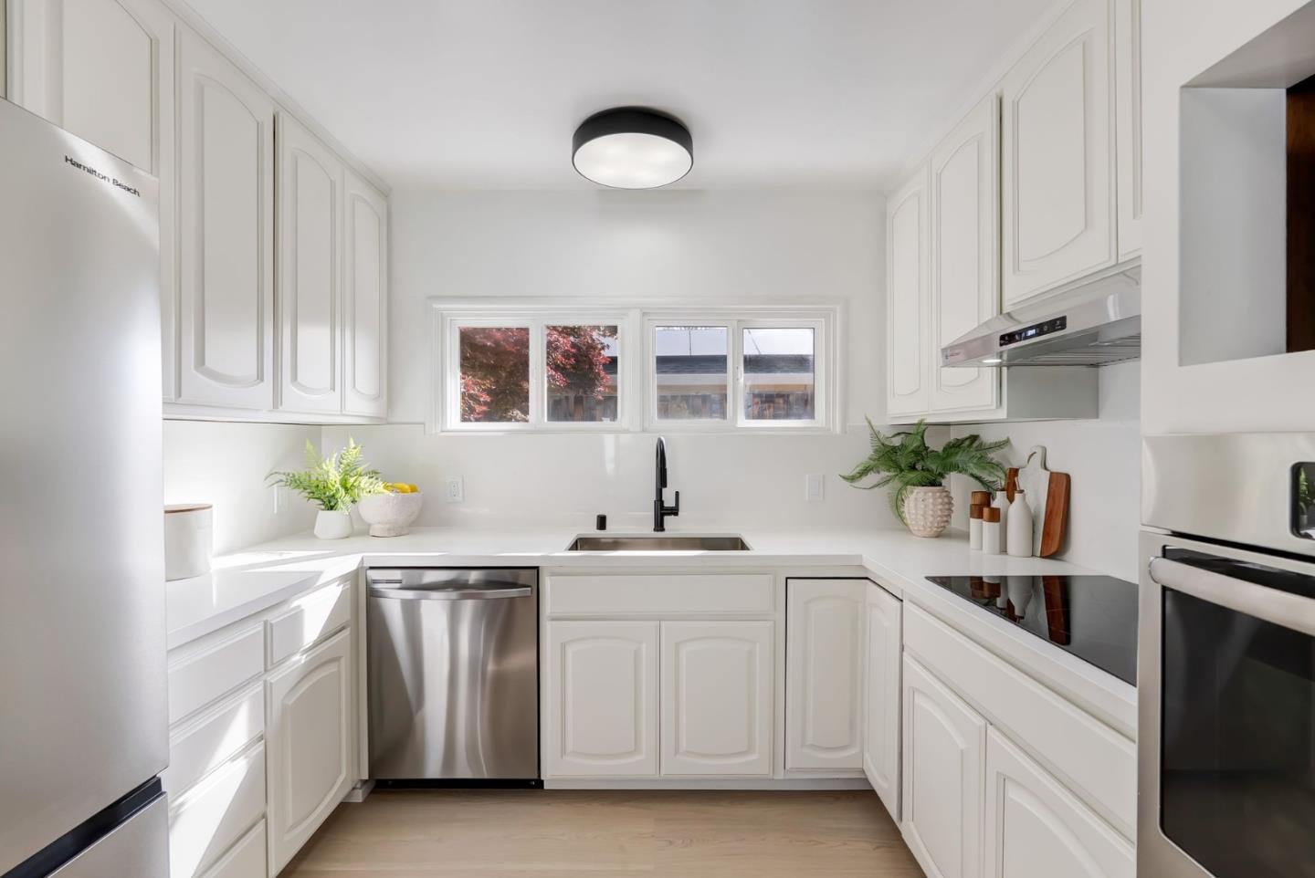 Detail Gallery Image 23 of 45 For 121 Lois Ln, Palo Alto,  CA 94303 - 3 Beds | 2 Baths