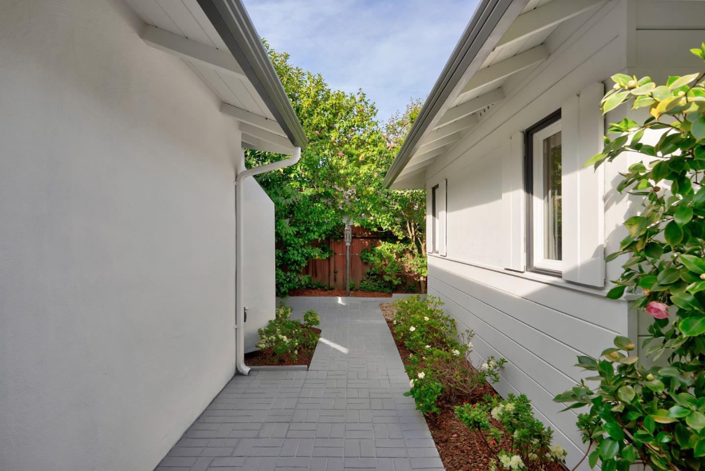 Detail Gallery Image 38 of 45 For 121 Lois Ln, Palo Alto,  CA 94303 - 3 Beds | 2 Baths