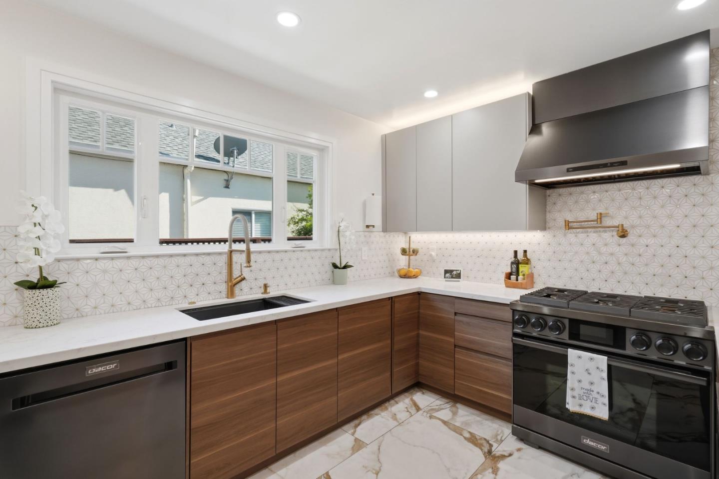 Detail Gallery Image 9 of 32 For 3101 Glendale Ave, Redwood City,  CA 94063 - 3 Beds | 2 Baths