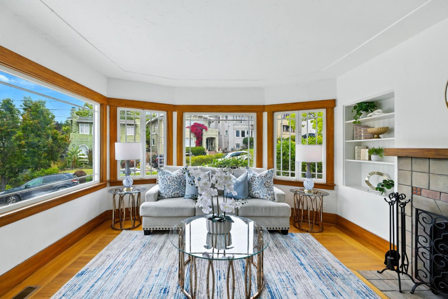 Detail Gallery Image 2 of 7 For 5555 Carlton St, Oakland,  CA 94618 - 4 Beds | 2 Baths