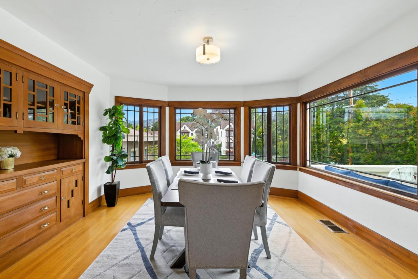 Detail Gallery Image 3 of 7 For 5555 Carlton St, Oakland,  CA 94618 - 4 Beds | 2 Baths