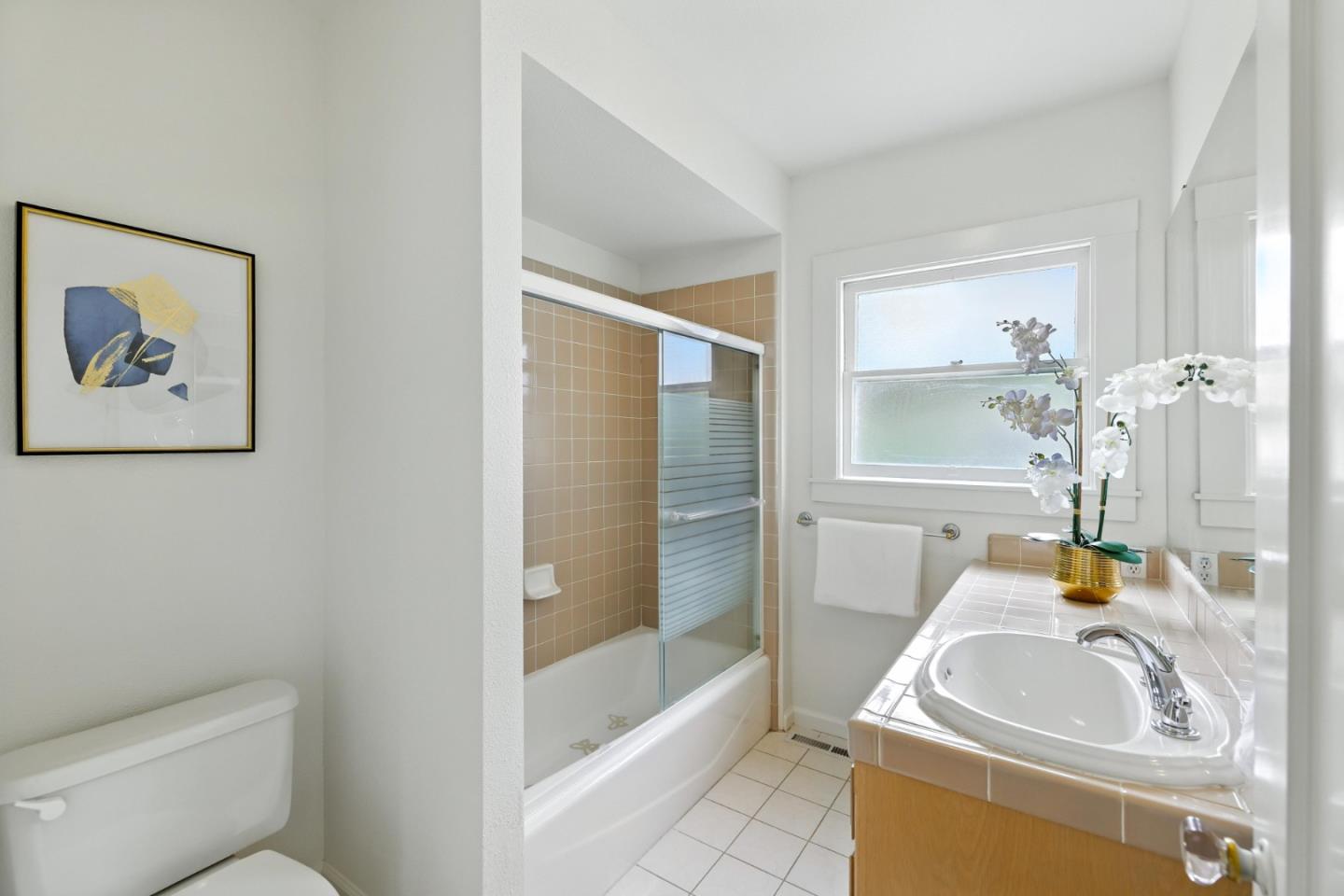 Detail Gallery Image 5 of 7 For 5555 Carlton St, Oakland,  CA 94618 - 4 Beds | 2 Baths