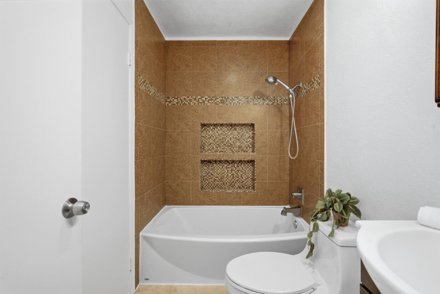 Detail Gallery Image 34 of 57 For 1992 Uphall Ct, San Jose,  CA 95121 - 4 Beds | 1/1 Baths