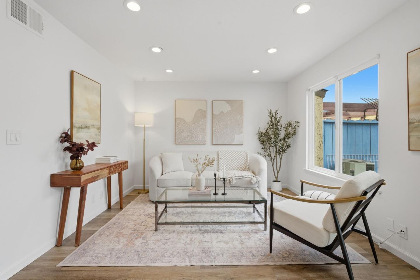 Detail Gallery Image 4 of 57 For 1992 Uphall Ct, San Jose,  CA 95121 - 4 Beds | 1/1 Baths