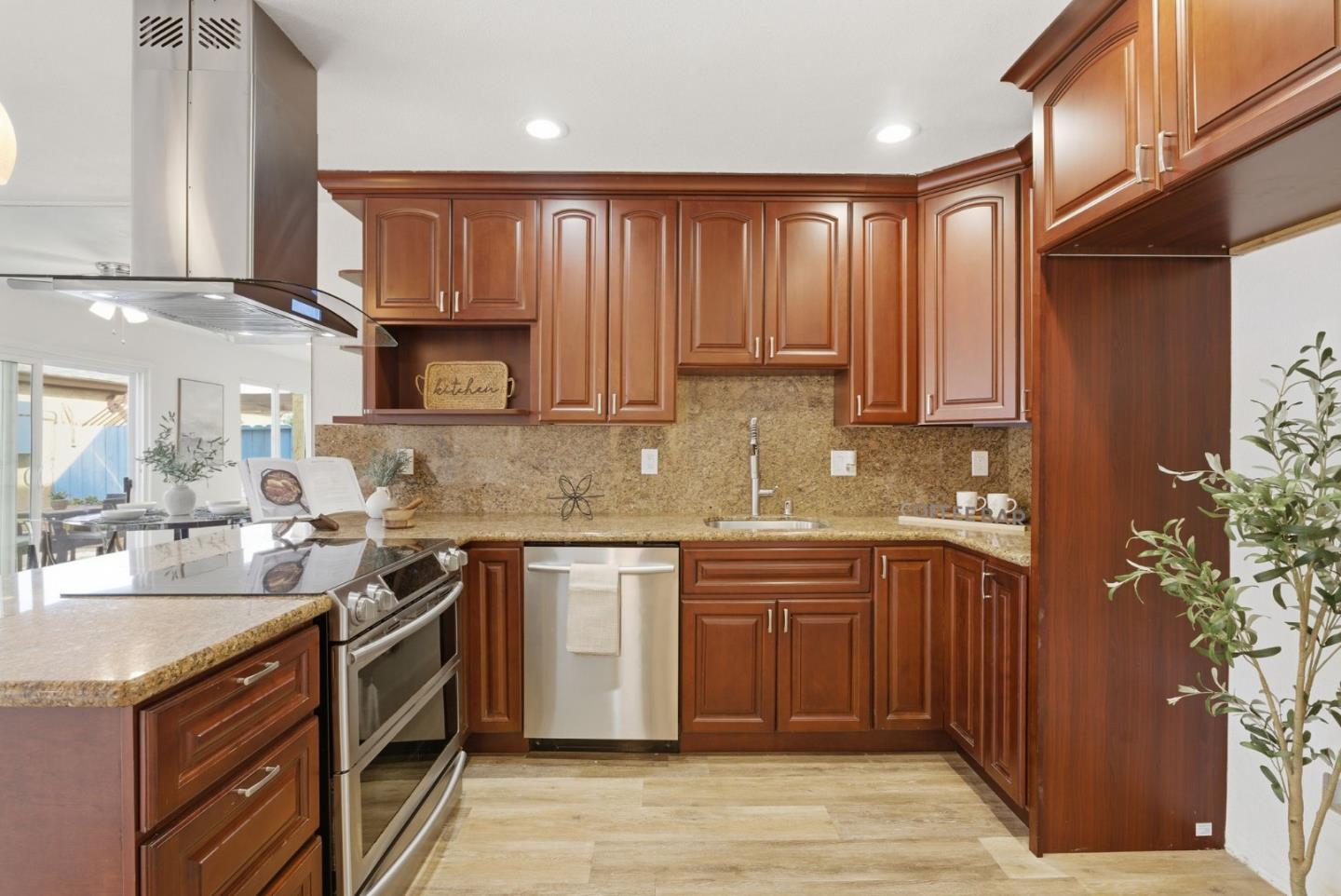 Detail Gallery Image 7 of 57 For 1992 Uphall Ct, San Jose,  CA 95121 - 4 Beds | 1/1 Baths