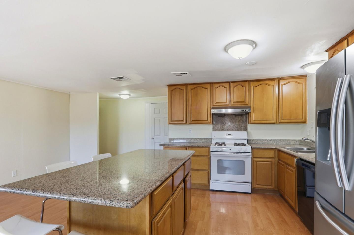 Detail Gallery Image 16 of 36 For 900 Golden Wheel Park Dr #01,  San Jose,  CA 95112 - 3 Beds | 2 Baths