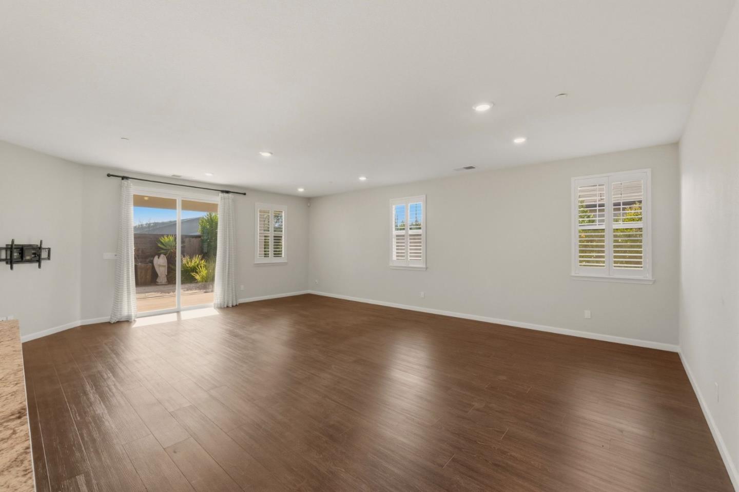 Detail Gallery Image 3 of 32 For 608 Somerset Way, Patterson,  CA 95363 - 3 Beds | 2 Baths