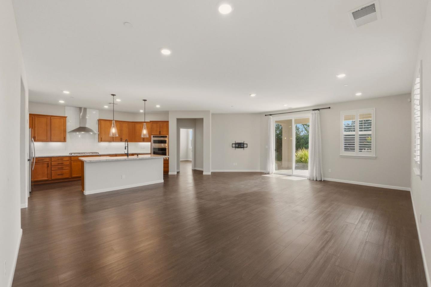 Detail Gallery Image 4 of 32 For 608 Somerset Way, Patterson,  CA 95363 - 3 Beds | 2 Baths