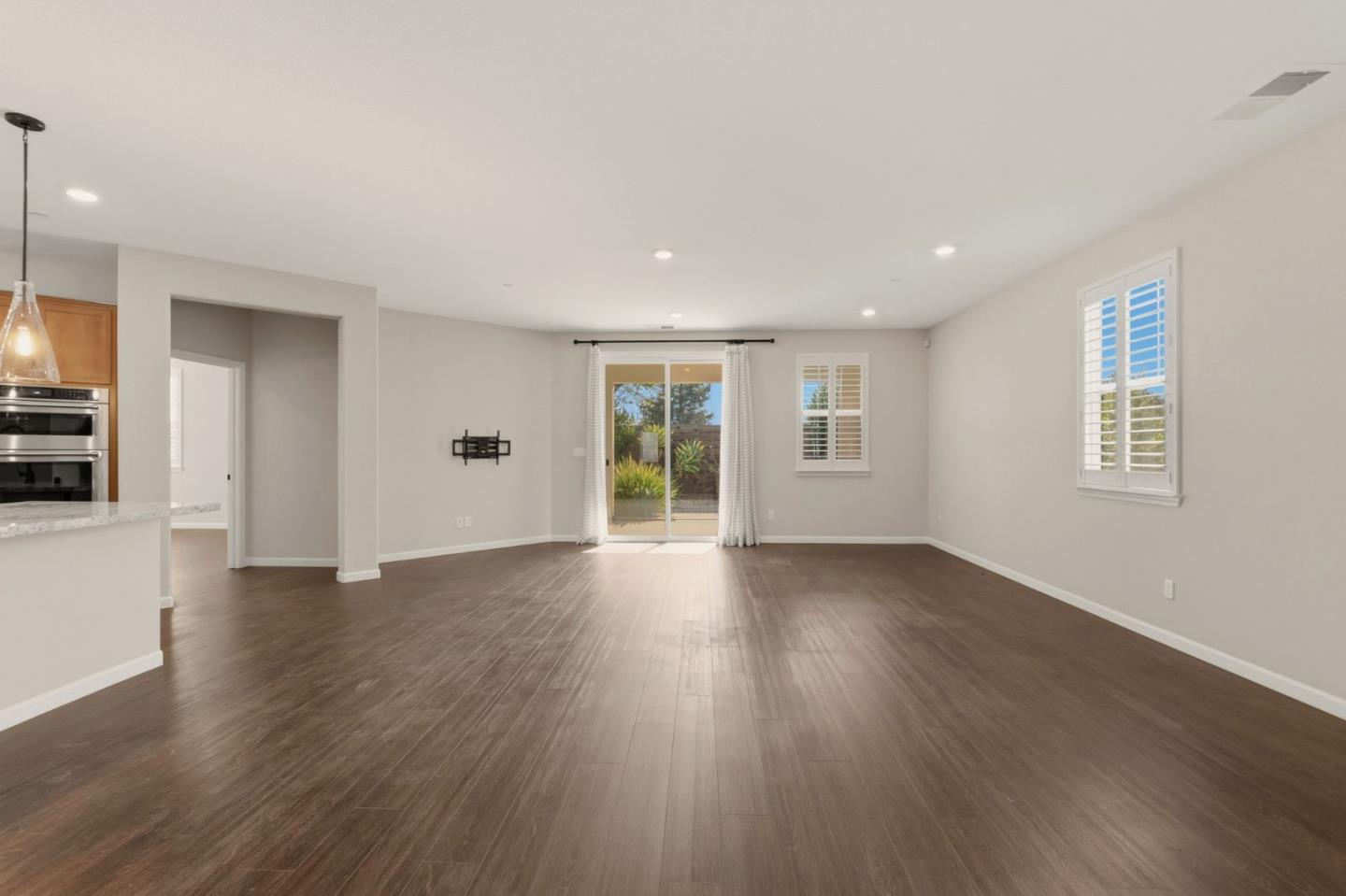 Detail Gallery Image 6 of 32 For 608 Somerset Way, Patterson,  CA 95363 - 3 Beds | 2 Baths