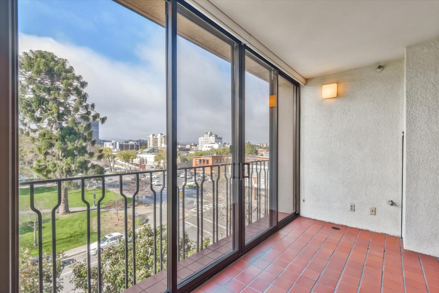 Detail Gallery Image 13 of 43 For 555 Laurel Ave #415,  San Mateo,  CA 94401 - 1 Beds | 2 Baths