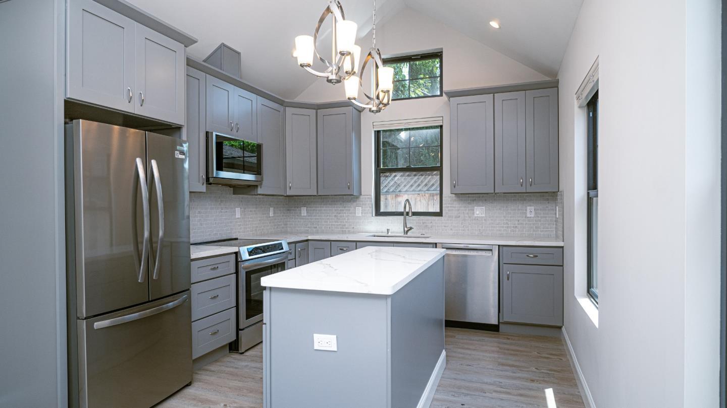 Detail Gallery Image 3 of 10 For 295 Murlagan Ave, Mountain View,  CA 94043 - 3 Beds | 2 Baths