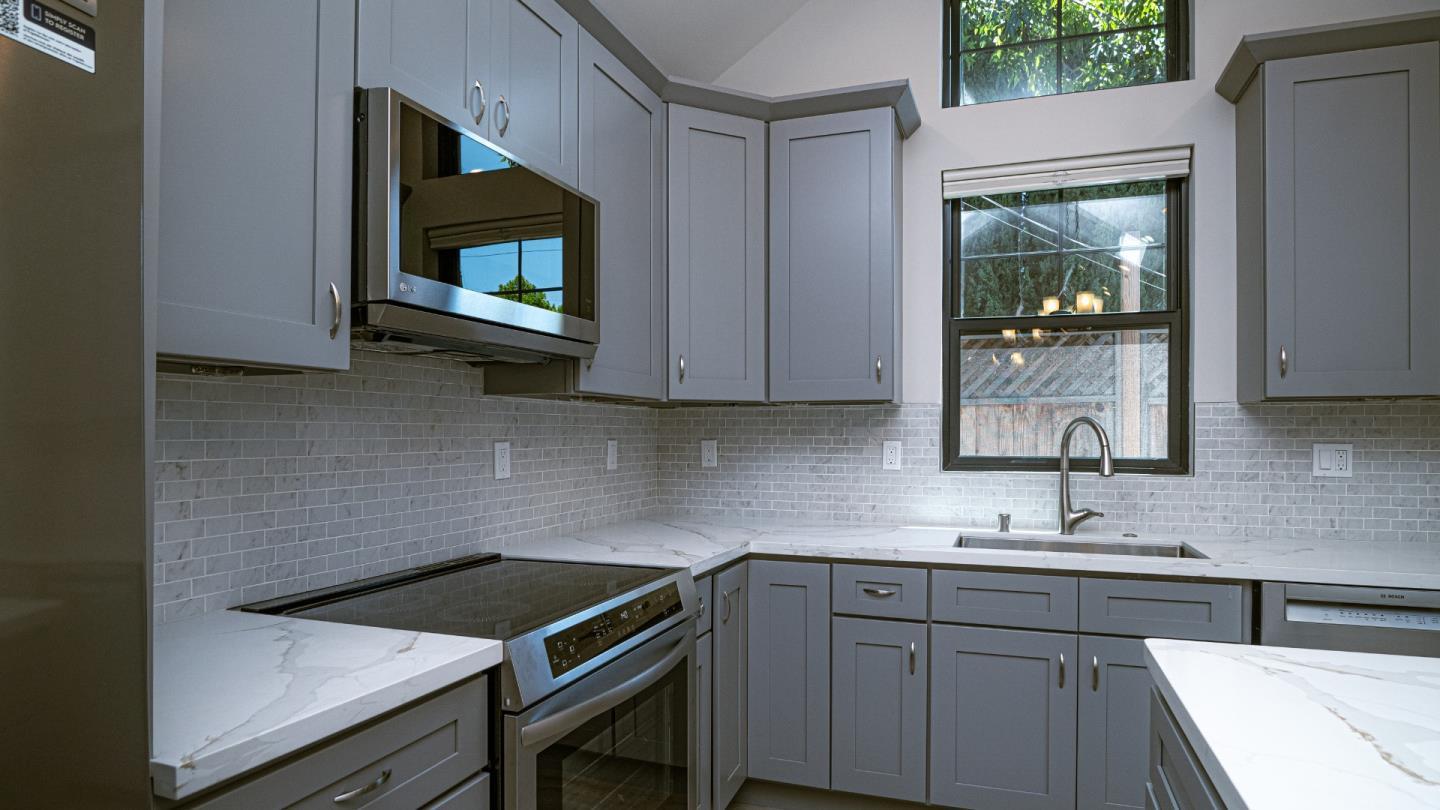 Detail Gallery Image 4 of 10 For 295 Murlagan Ave, Mountain View,  CA 94043 - 3 Beds | 2 Baths