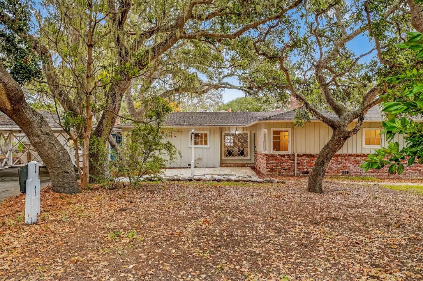 Detail Gallery Image 6 of 47 For 25905 Junipero Ave, Carmel,  CA 93923 - 4 Beds | 2/1 Baths