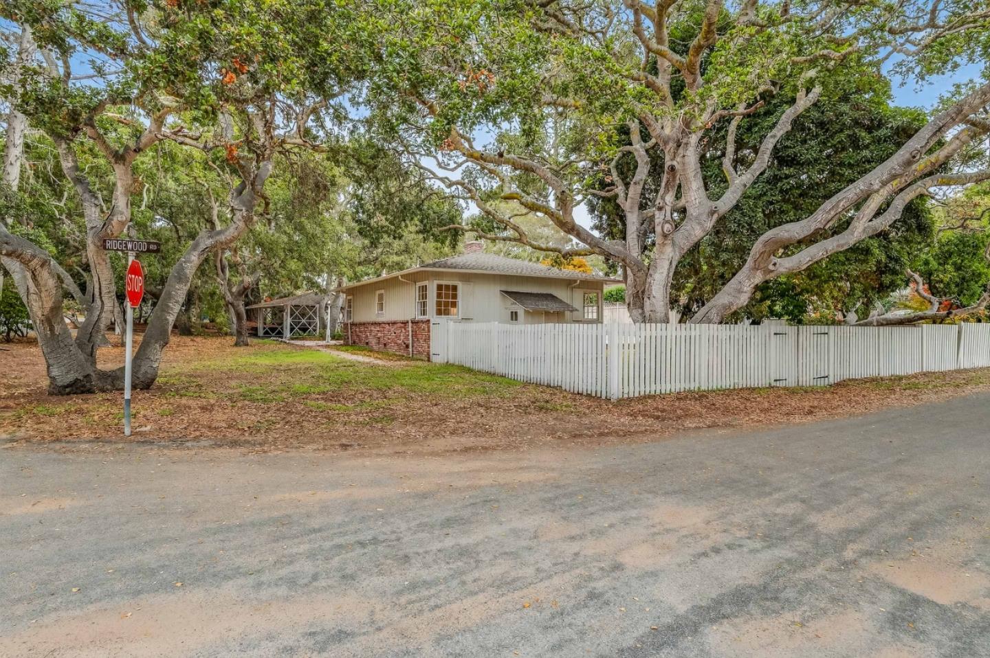 Detail Gallery Image 8 of 47 For 25905 Junipero Ave, Carmel,  CA 93923 - 4 Beds | 2/1 Baths