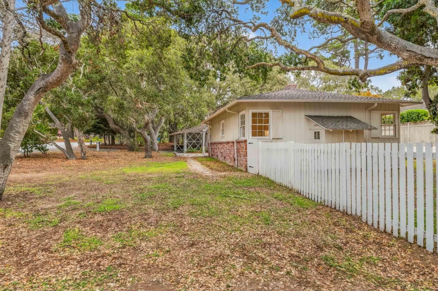 Detail Gallery Image 9 of 47 For 25905 Junipero Ave, Carmel,  CA 93923 - 4 Beds | 2/1 Baths