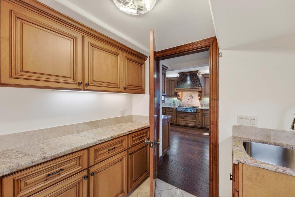 Detail Gallery Image 21 of 64 For 41 S Circle Dr, Santa Cruz,  CA 95060 - 4 Beds | 3/1 Baths