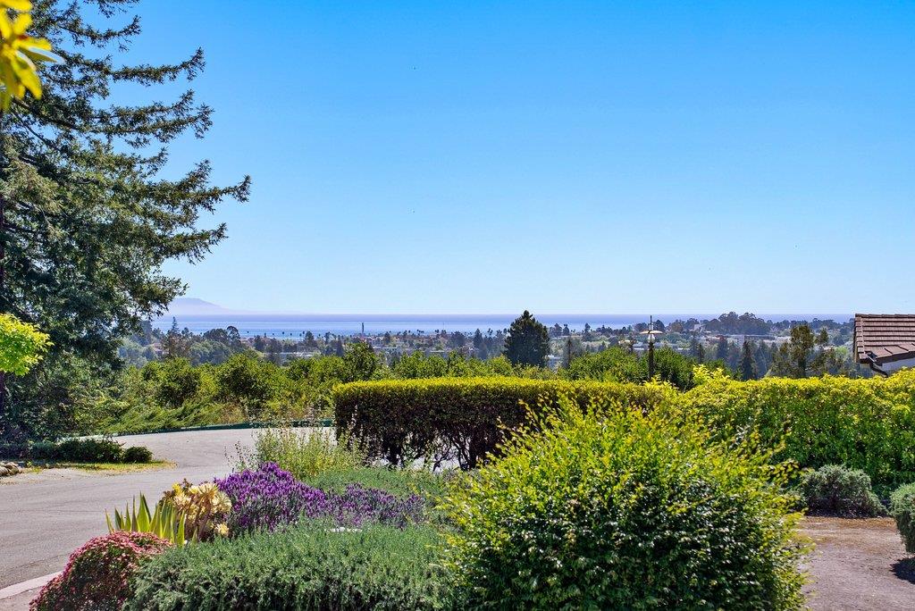 Detail Gallery Image 4 of 64 For 41 S Circle Dr, Santa Cruz,  CA 95060 - 4 Beds | 3/1 Baths