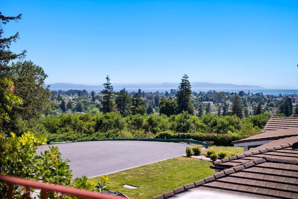 Detail Gallery Image 6 of 64 For 41 S Circle Dr, Santa Cruz,  CA 95060 - 4 Beds | 3/1 Baths