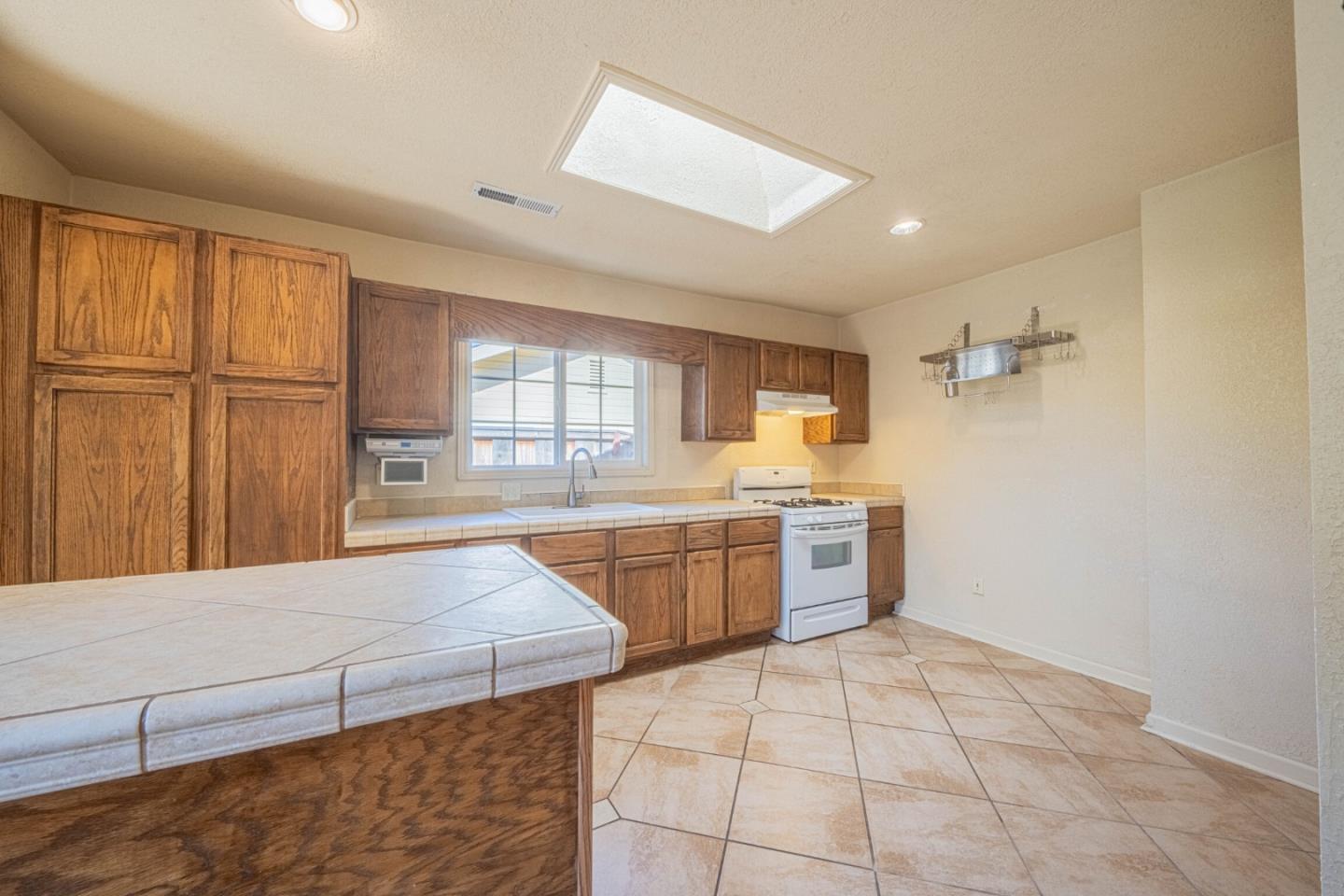 Detail Gallery Image 10 of 28 For 40 Oak, Salinas,  CA 93901 - 3 Beds | 2 Baths