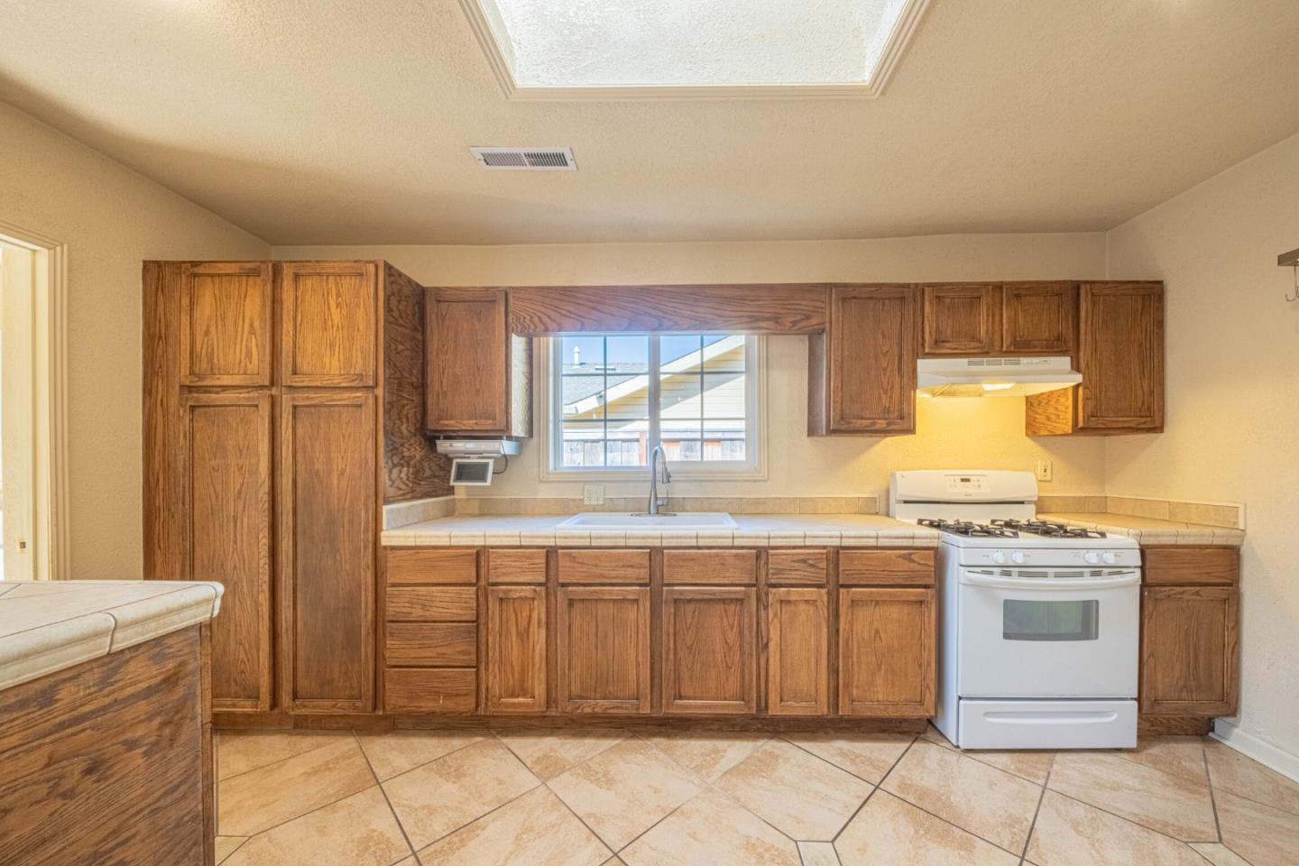 Detail Gallery Image 11 of 28 For 40 Oak, Salinas,  CA 93901 - 3 Beds | 2 Baths