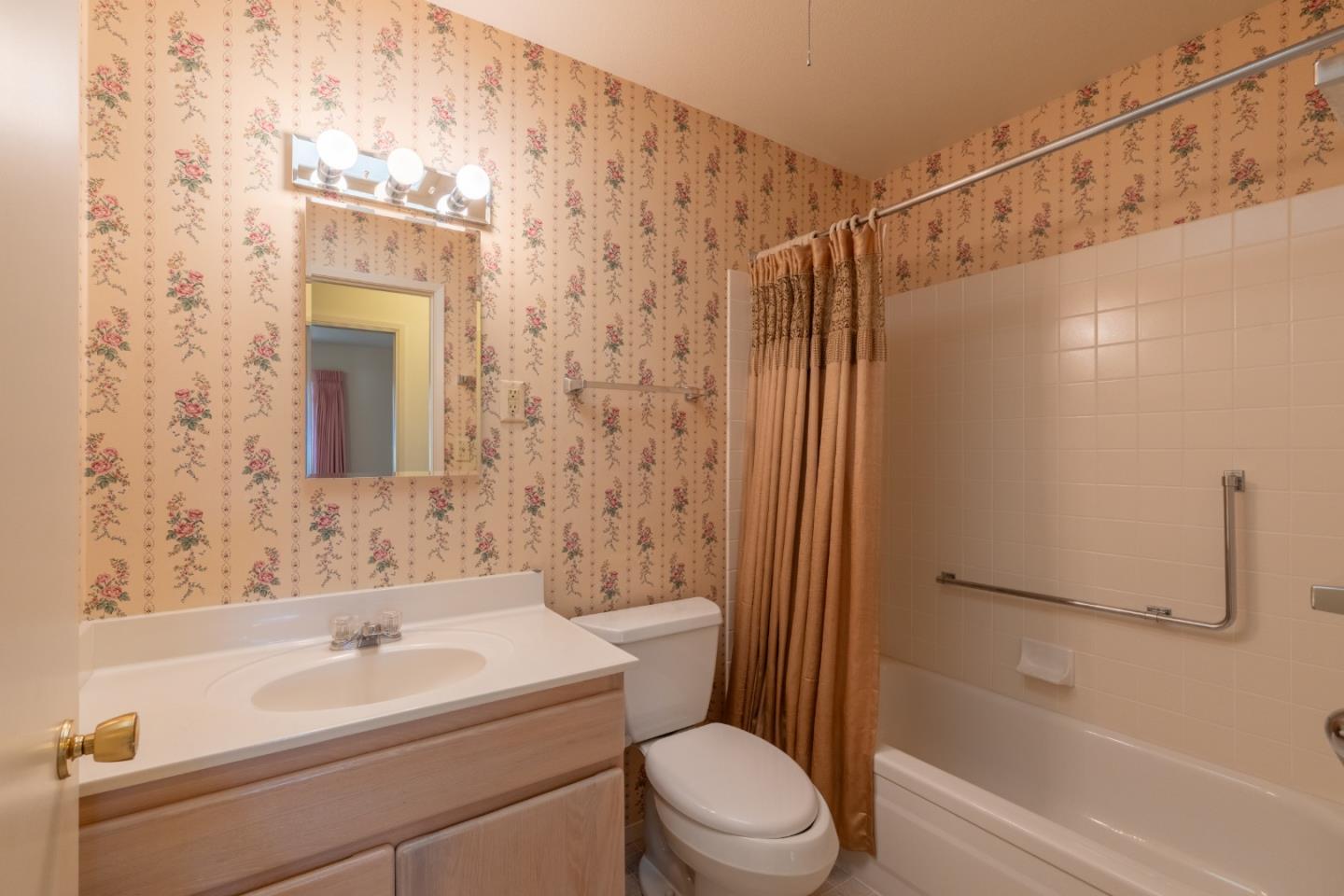 Detail Gallery Image 11 of 22 For 209 Hacienda Carmel, Carmel,  CA 93923 - 2 Beds | 2 Baths