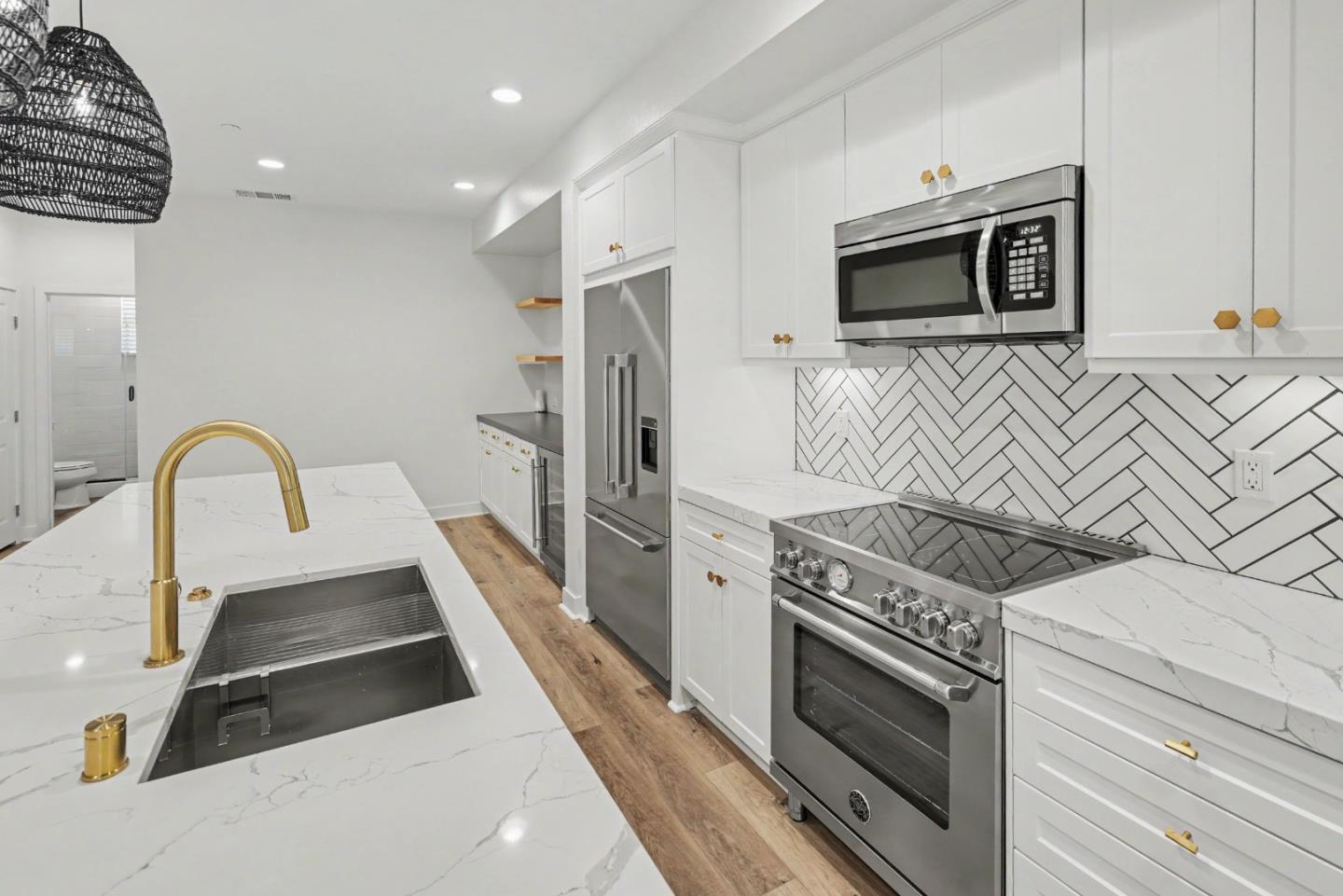 Detail Gallery Image 11 of 22 For 1109 Makena Way, Oceanside,  CA 92054 - 3 Beds | 3 Baths