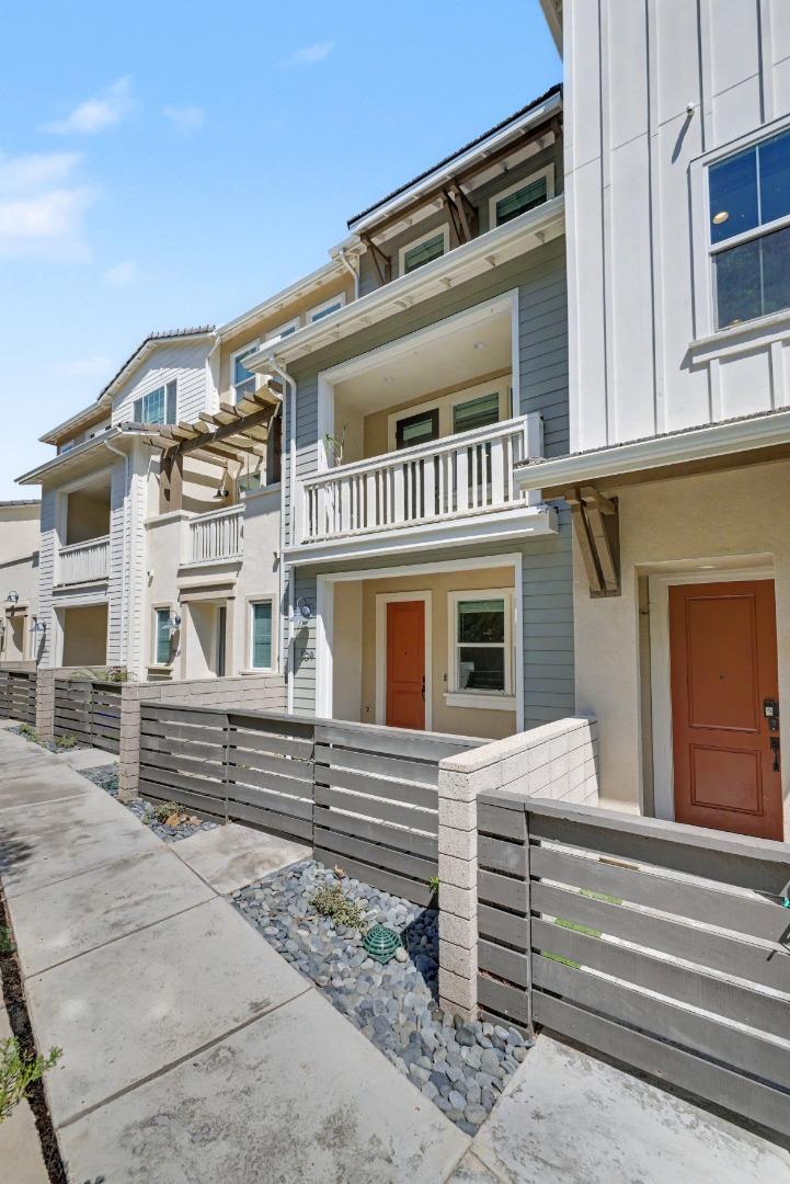 Detail Gallery Image 2 of 22 For 1109 Makena Way, Oceanside,  CA 92054 - 3 Beds | 3 Baths