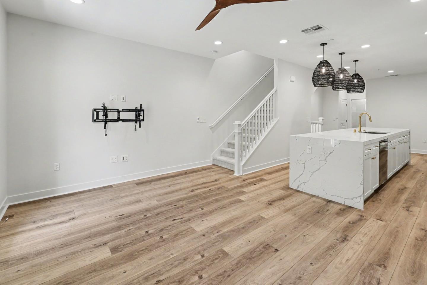 Detail Gallery Image 5 of 22 For 1109 Makena Way, Oceanside,  CA 92054 - 3 Beds | 3 Baths