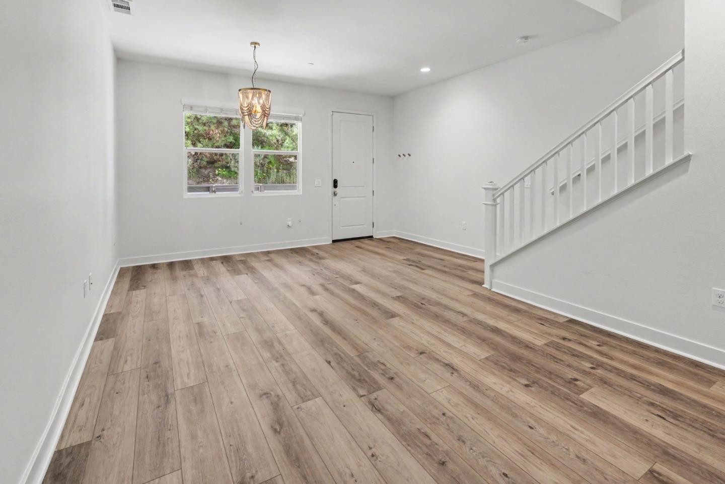 Detail Gallery Image 6 of 22 For 1109 Makena Way, Oceanside,  CA 92054 - 3 Beds | 3 Baths