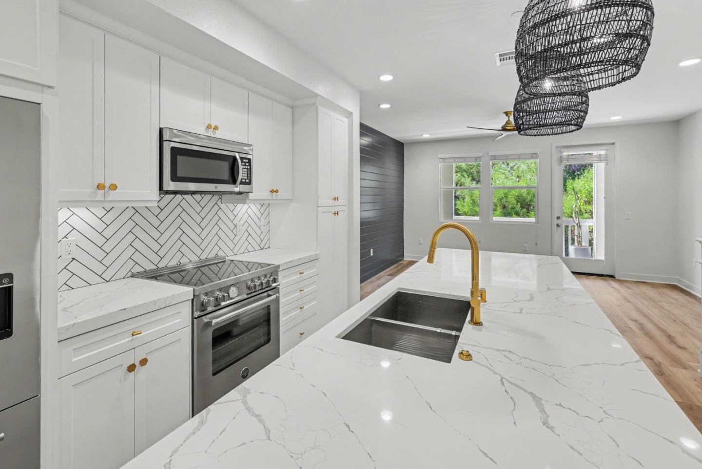 Detail Gallery Image 8 of 22 For 1109 Makena Way, Oceanside,  CA 92054 - 3 Beds | 3 Baths