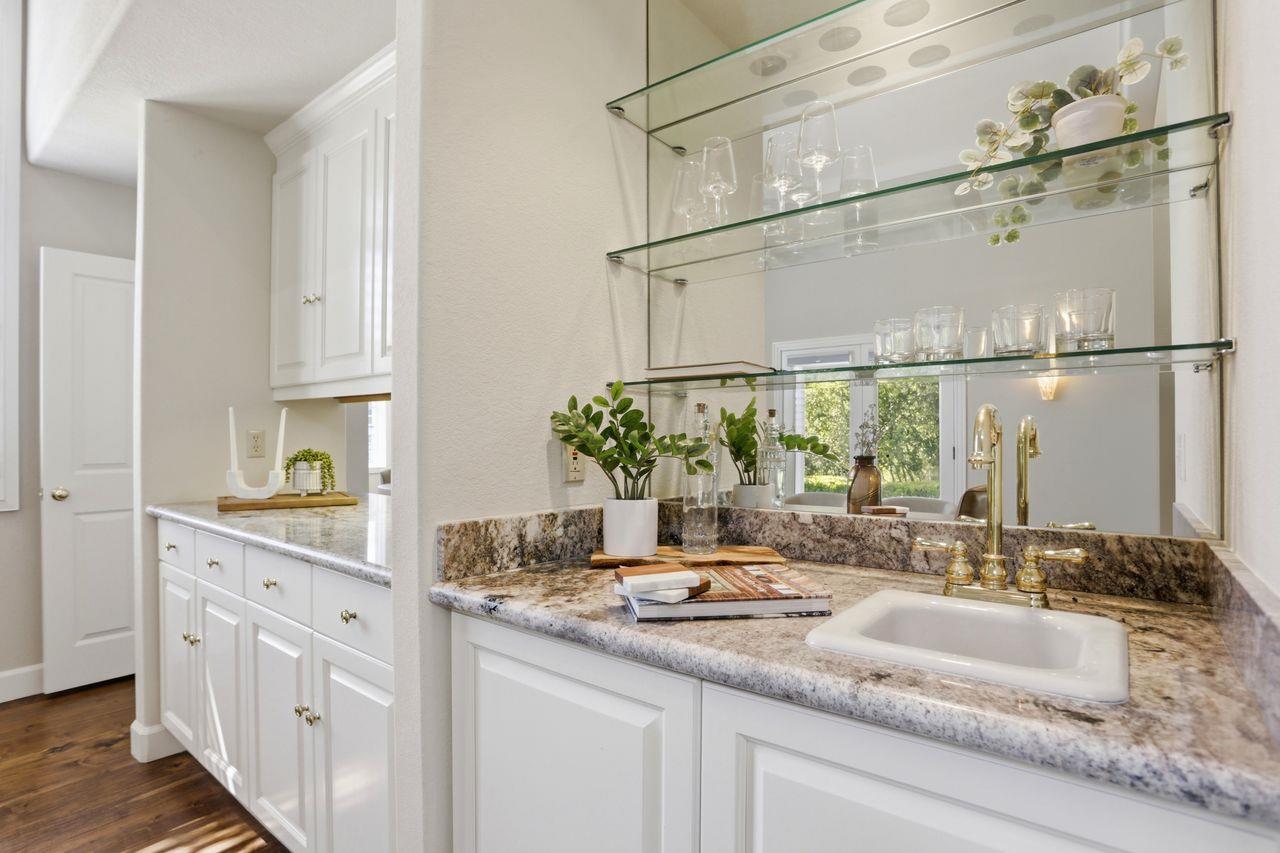 Detail Gallery Image 13 of 47 For 25381 Markham Ln, Salinas,  CA 93908 - 3 Beds | 2/2 Baths