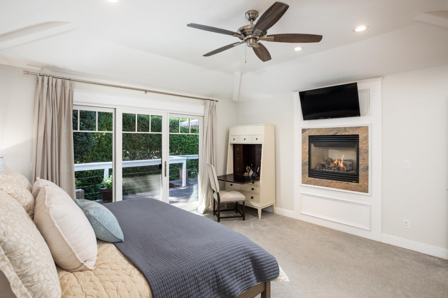 Detail Gallery Image 13 of 31 For 63 Ridgecourt, Woodside,  CA 94062 - 3 Beds | 2/1 Baths