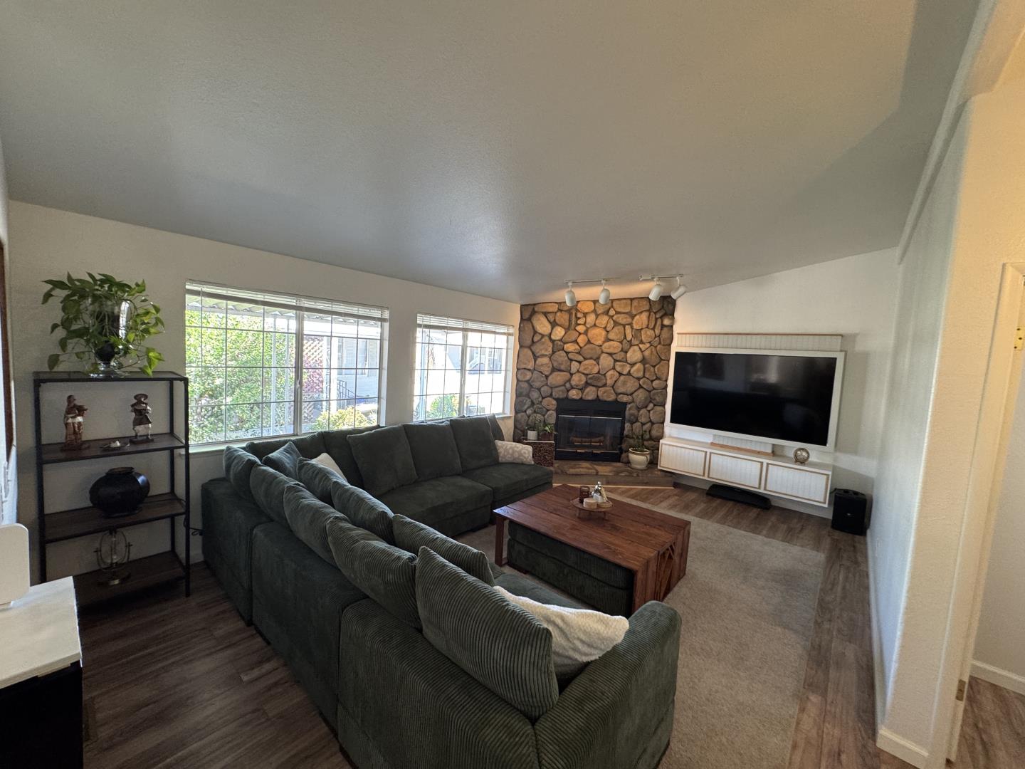 Detail Gallery Image 15 of 31 For 402 Tasman Dr #416,  Sunnyvale,  CA 94089 - 4 Beds | 2 Baths