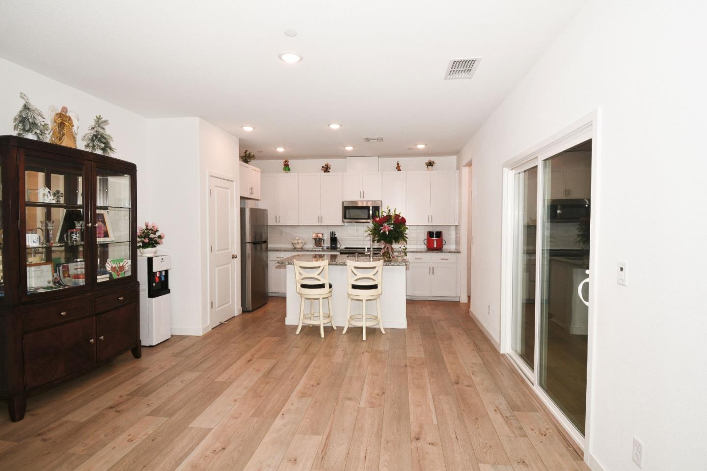 Detail Gallery Image 5 of 16 For 12185 Coal Creek Way, Rancho Cordova,  CA 95742 - 3 Beds | 2/1 Baths