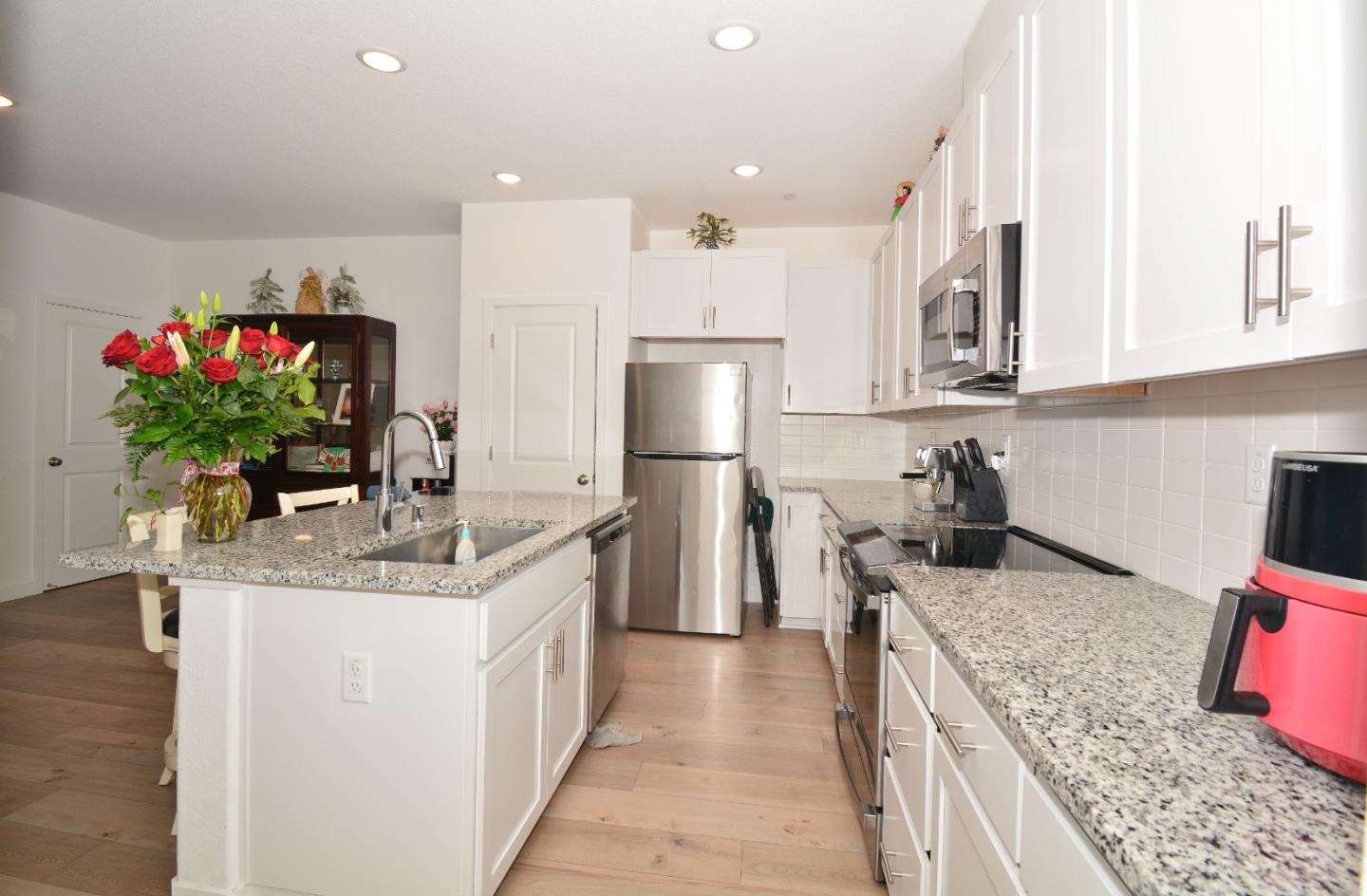 Detail Gallery Image 8 of 16 For 12185 Coal Creek Way, Rancho Cordova,  CA 95742 - 3 Beds | 2/1 Baths