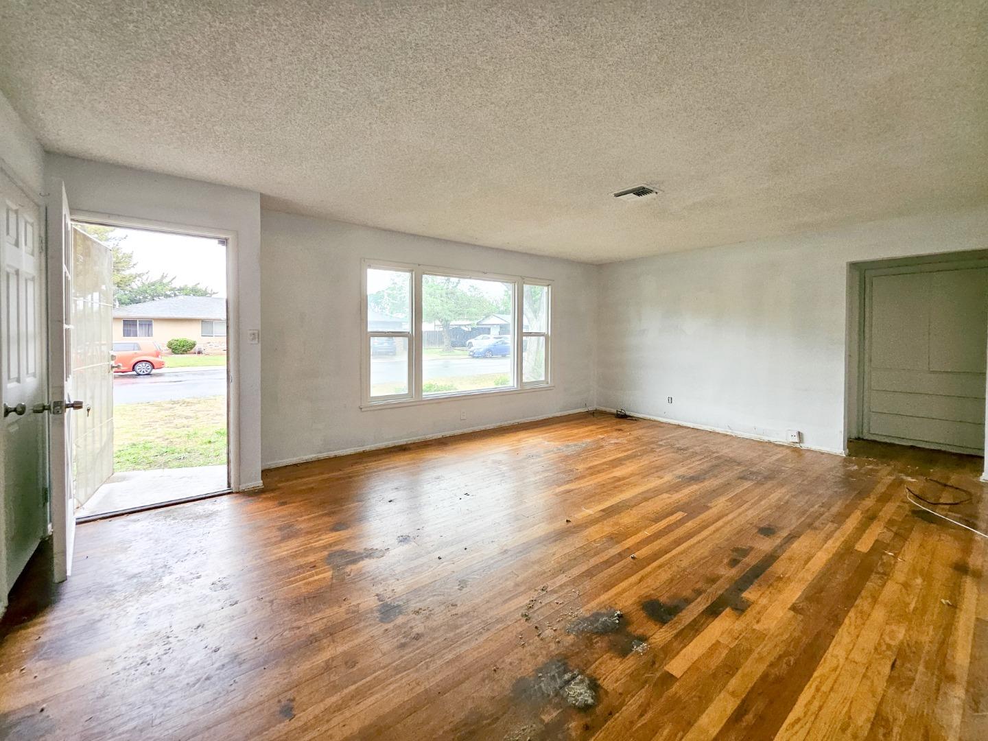 Detail Gallery Image 3 of 22 For 2416 Roble Ave, Modesto,  CA 95354 - 3 Beds | 1 Baths