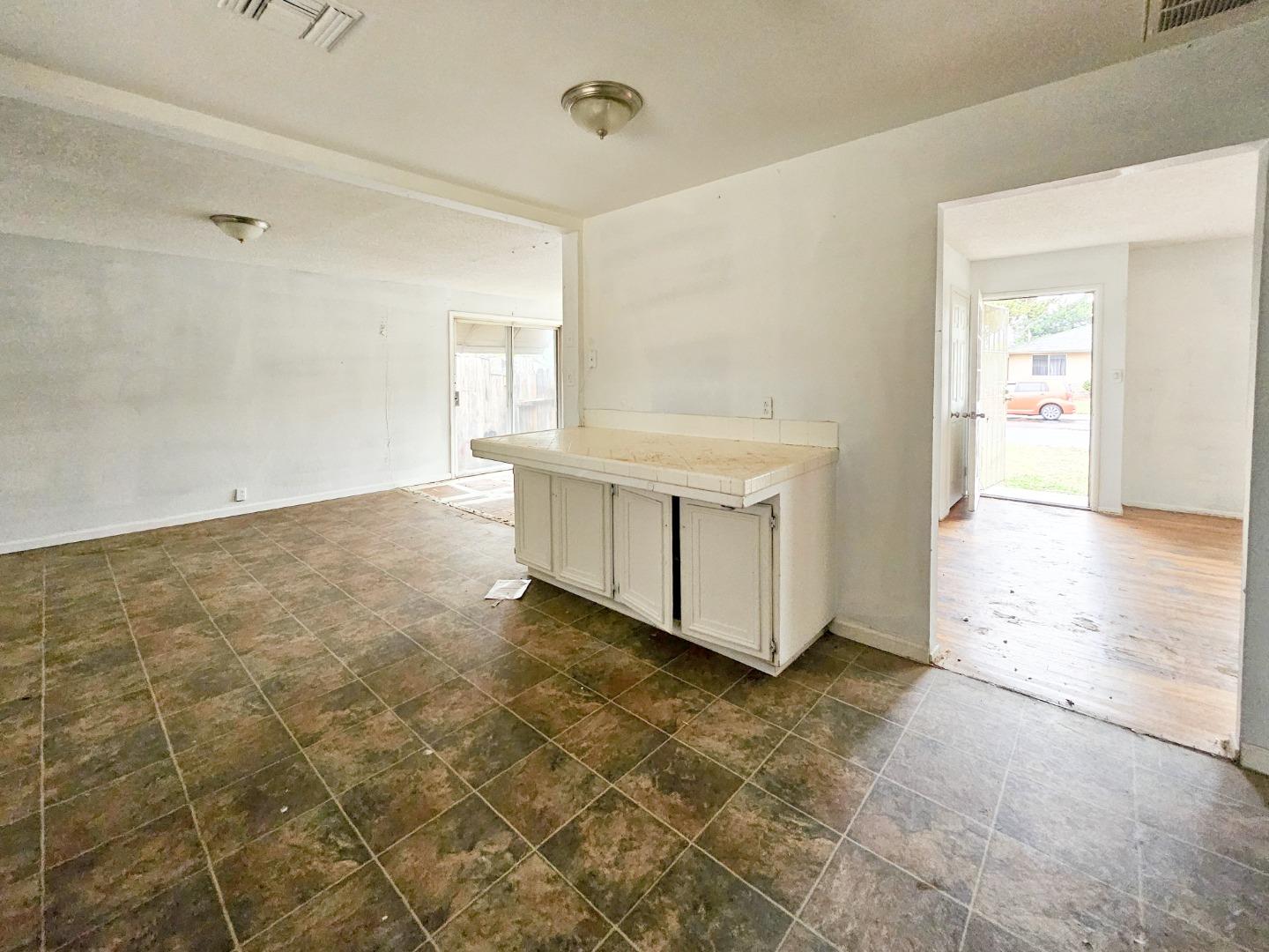 Detail Gallery Image 4 of 22 For 2416 Roble Ave, Modesto,  CA 95354 - 3 Beds | 1 Baths