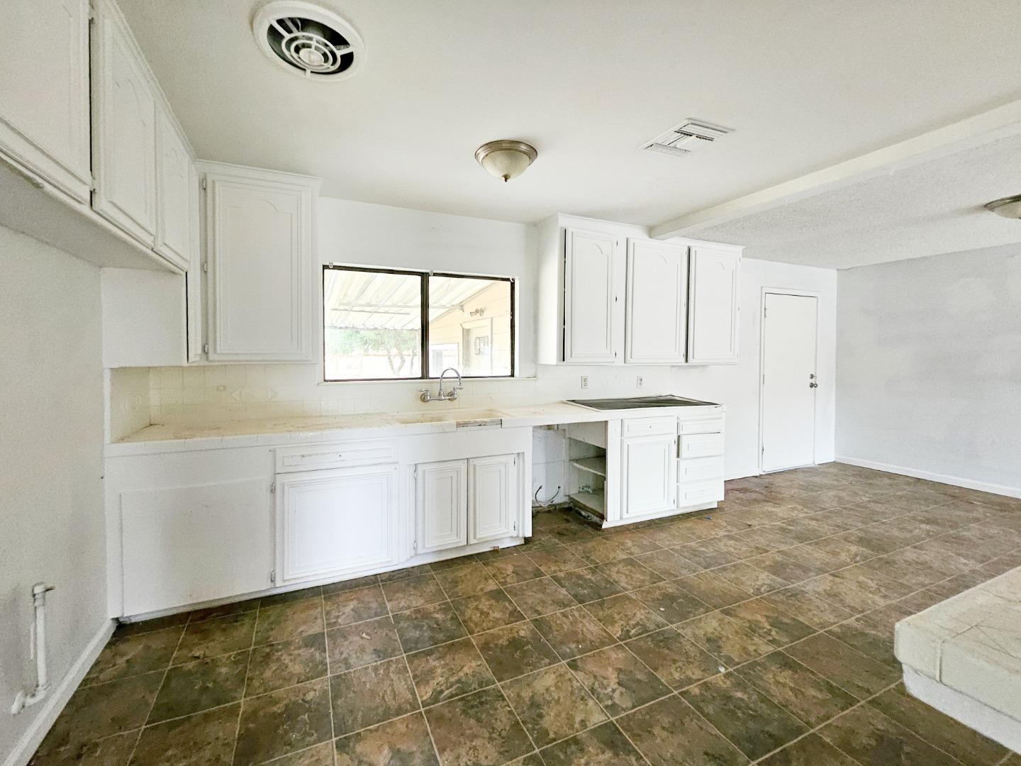 Detail Gallery Image 5 of 22 For 2416 Roble Ave, Modesto,  CA 95354 - 3 Beds | 1 Baths