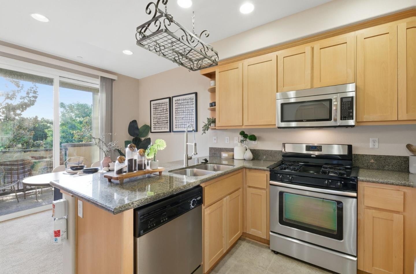 Detail Gallery Image 11 of 36 For 2070 Almaden Rd, San Jose,  CA 95125 - 2 Beds | 2/1 Baths