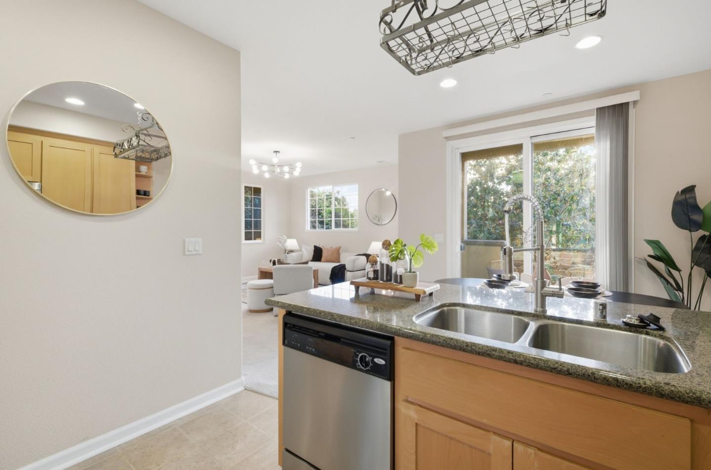 Detail Gallery Image 12 of 36 For 2070 Almaden Rd, San Jose,  CA 95125 - 2 Beds | 2/1 Baths