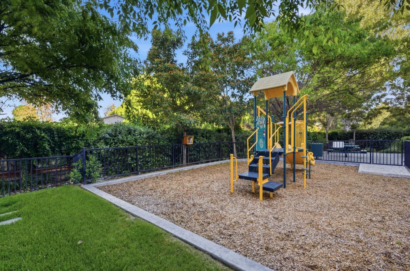 Detail Gallery Image 25 of 36 For 2070 Almaden Rd, San Jose,  CA 95125 - 2 Beds | 2/1 Baths