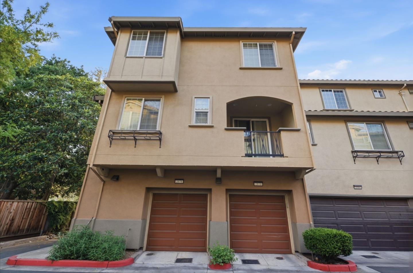 Detail Gallery Image 3 of 36 For 2070 Almaden Rd, San Jose,  CA 95125 - 2 Beds | 2/1 Baths