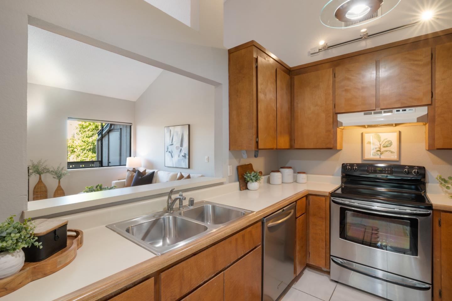 Detail Gallery Image 3 of 18 For 1473 Alma Loop, San Jose,  CA 95125 - 2 Beds | 2 Baths