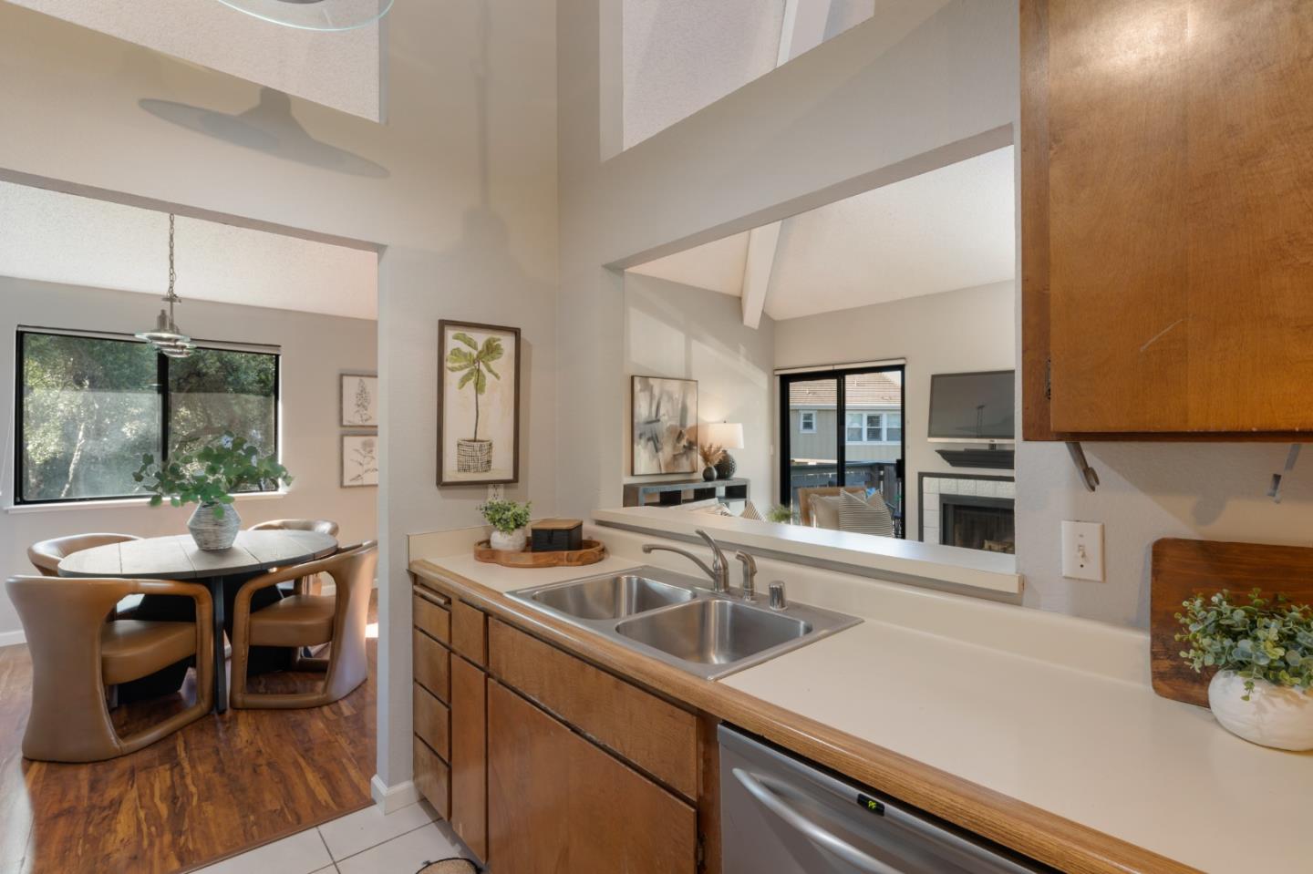 Detail Gallery Image 5 of 18 For 1473 Alma Loop, San Jose,  CA 95125 - 2 Beds | 2 Baths